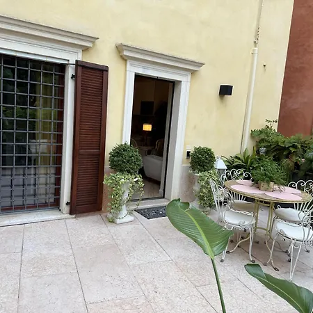 Dolce Santo Stefano 公寓